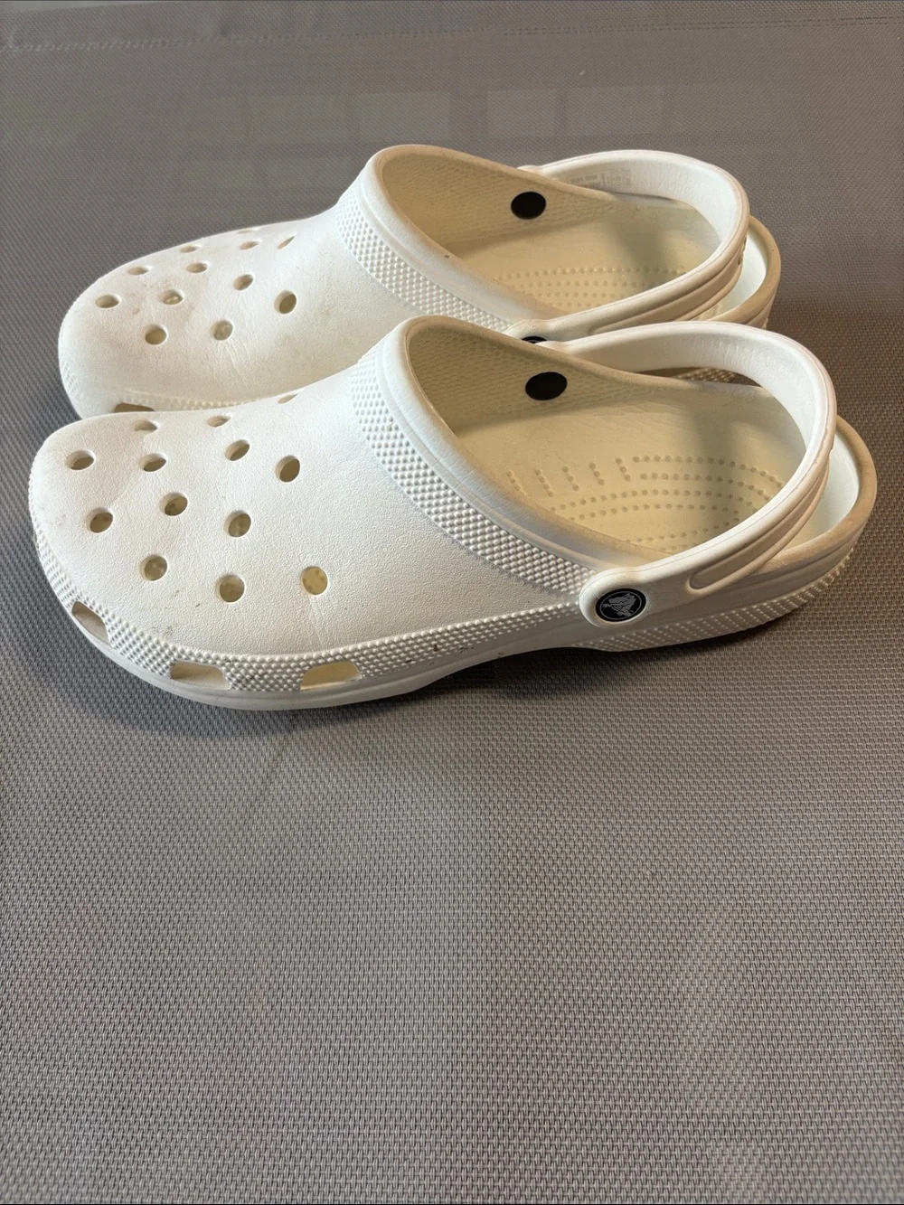 CROCS men’s sz 12 Classic White Slip-On Clogs with Heel Strap EUC